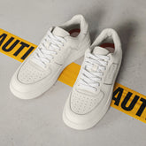 Zapatillas de skate blancas de verano para hombre, versátiles y modernas.